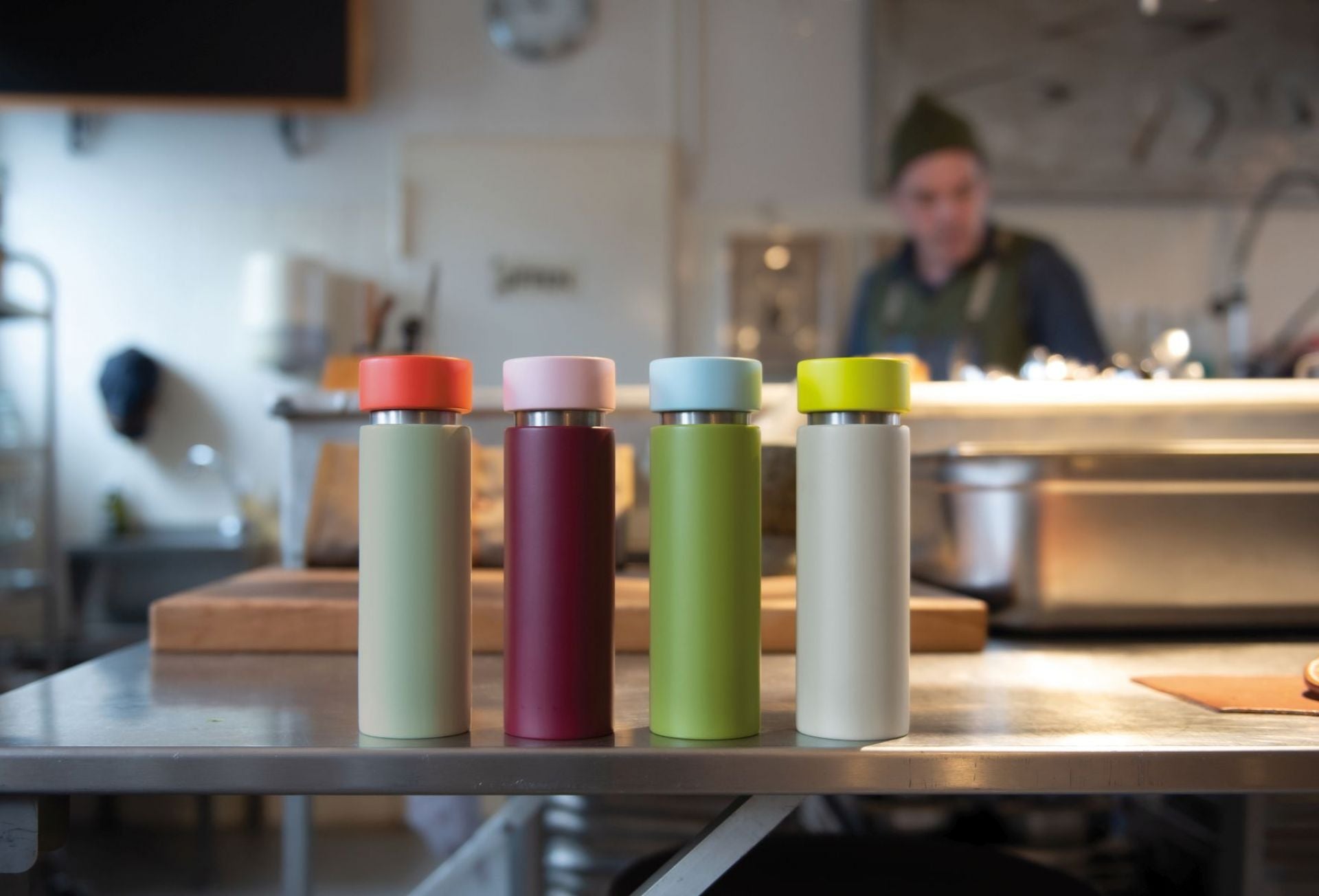 Salières ou poivriers mécaniques en métal colorés et colorblock sur le comptoir d'un restaurant.