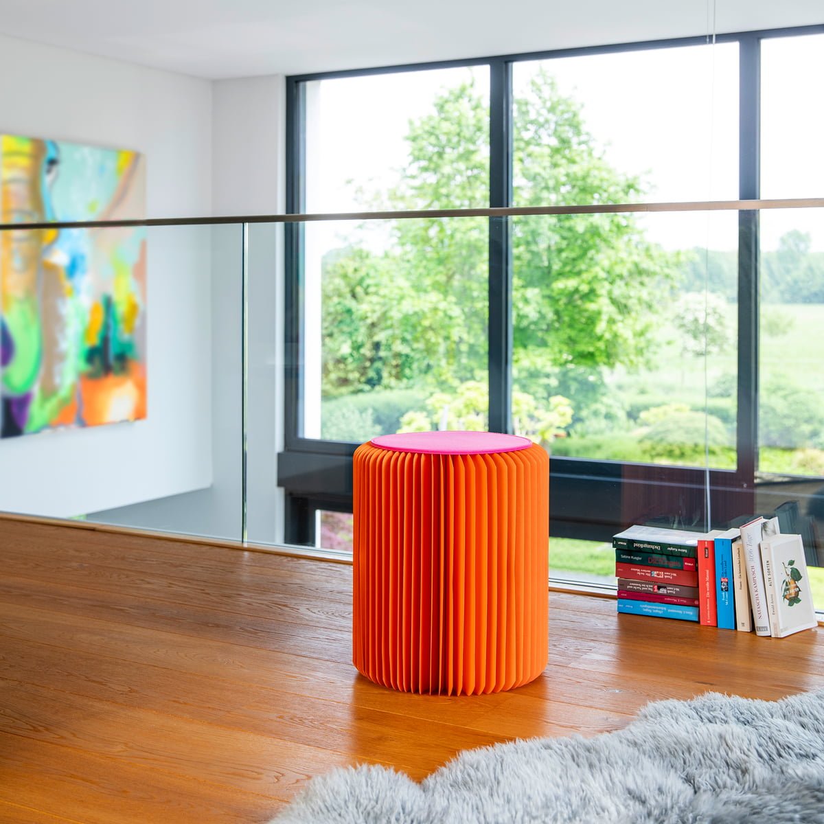 Tabouret accordéon en papier orange et rose dans un décor de maison design