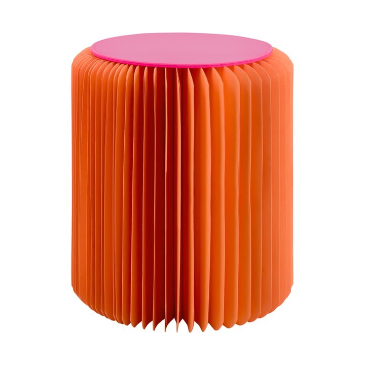 Tabouret accordéon en papier orange et avec une assise en feutre rose.