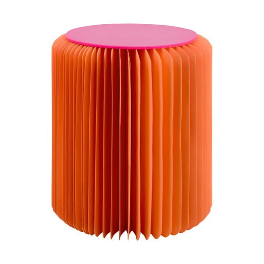 Tabouret accordéon en papier orange et avec une assise en feutre rose.